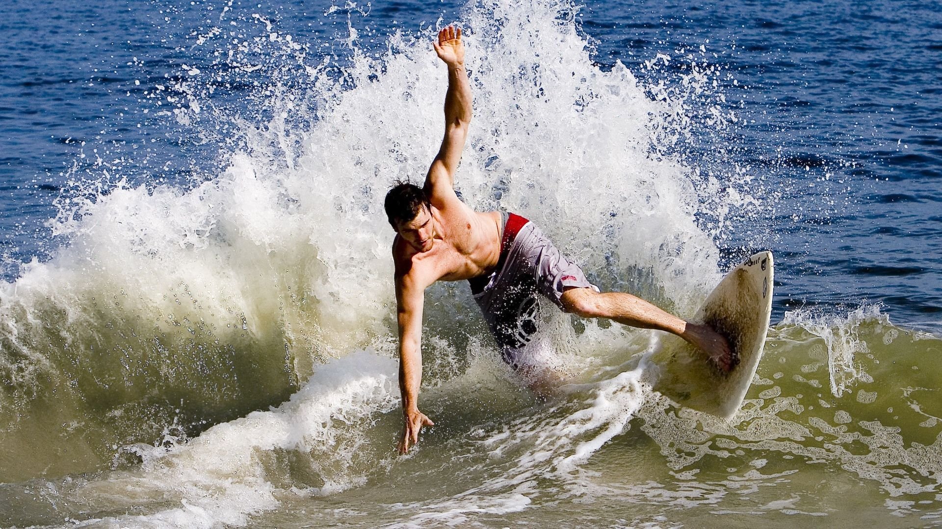 弗兰:全黑队的防线稳定器,每次防守都精确、果断